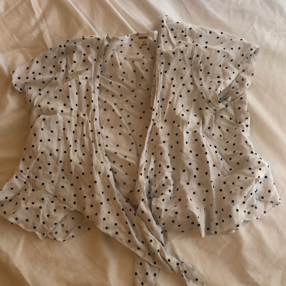 Super cute cropped tie up polka dotted shirt!
